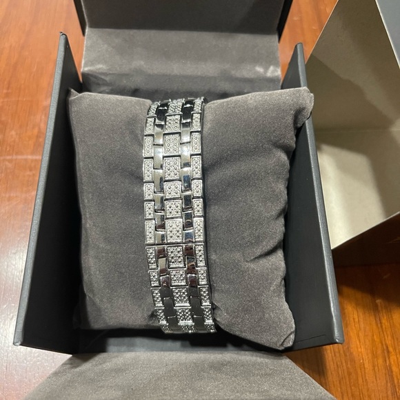 LUXURY BULOVA WATCH - Picture 3 of 4